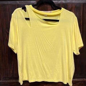 Alice and Olivia Roslyn Cutout tee in yellow
